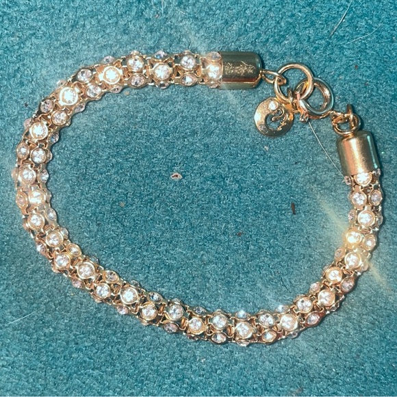 Gold tennis bracelet with 166 crystals in snake like interlocking formation. - Picture 2 of 5